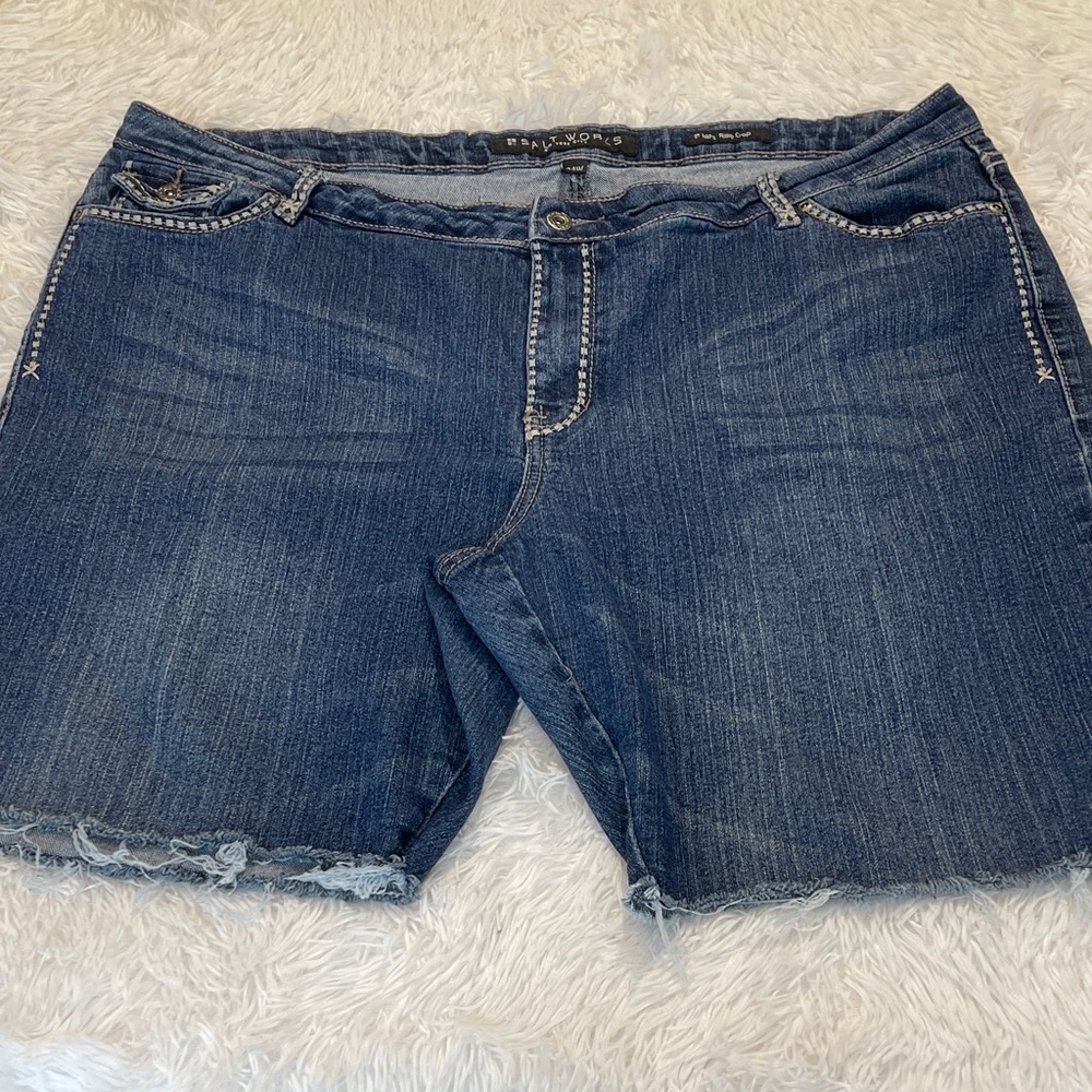 SALT WORKS MED RISE Blue Denim CUTOFF Shorts with Accents WOMENS SIZE 24 W